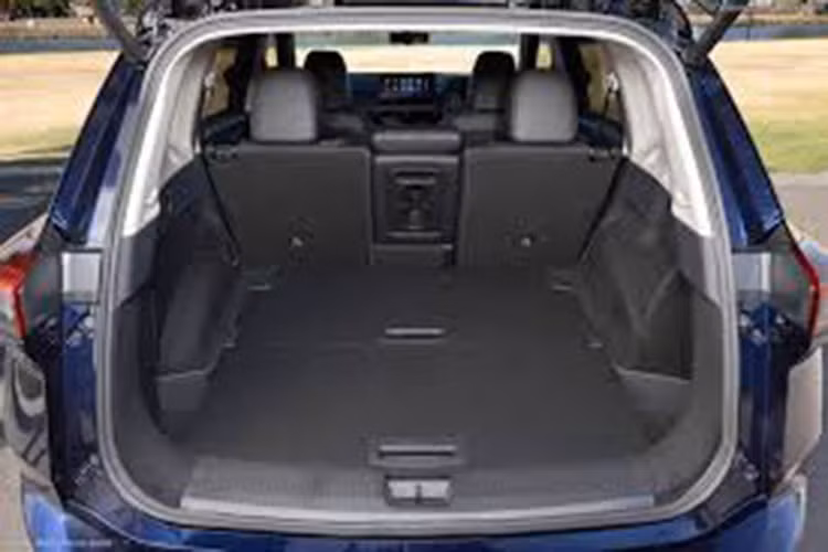 Về vận hành, Nissan X-Trail 2026 tiếp tục sử dụng hệ thống e-Power quen thuộc, bên cạnh tùy chọn động cơ xăng truyền thống. Hãng cũng cung cấp hệ dẫn động bốn bánh e-4ORCE trên các phiên bản cao cấp, cùng gói an toàn Nissan Safety Shield 360.