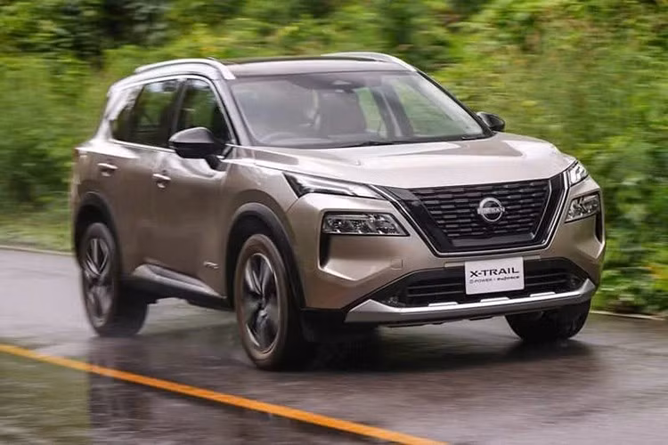Giá bán lẻ đề xuất của Nissan X-Trail 2026 bắt đầu từ 38.140 AUD (27.000 USD) cho phiên bản ST dẫn động cầu trước. Trong khi đó, phiên bản cao cấp nhất Ti-L e-Power có giá lên tới 58.215 AUD (hơn 41.000 USD).