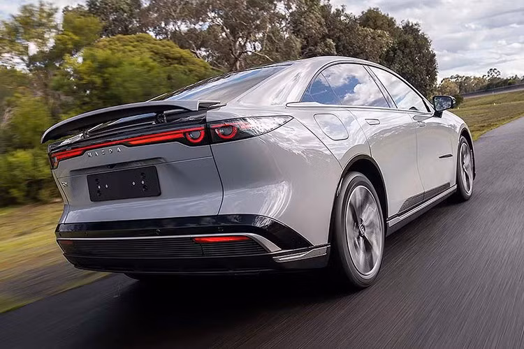 Mẫu xe sedan Mazda 6e 2026 mới này cũng mang ngôn ngữ thiết kế Kodo thế hệ mới, kết hợp triết lý vận hành Jinba-Ittai đặc trưng nhưng trong cấu hình thuần điện.