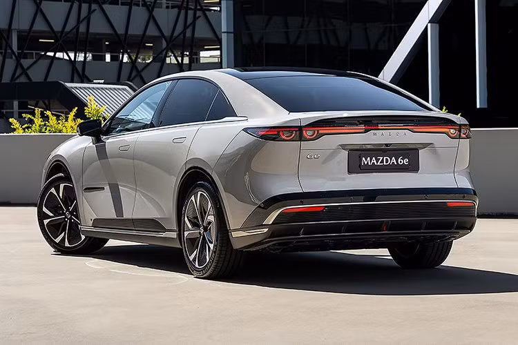 Sau giai đoạn thăm dò thị trường bằng MX-30 nhưng chưa đạt kỳ vọng, Mazda đang chuyển hướng rõ ràng hơn sang chiến lược điện hóa quy mô lớn. 6e cùng với CX-6e (phiên bản SUV) được xem là bước đi quan trọng, mở ra giai đoạn mới cho thương hiệu Nhật Bản trong kỷ nguyên xe điện.