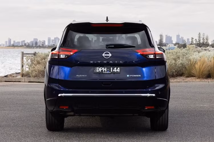 Ở bản nâng cấp, Nissan X-Trail 2026 được làm mới phần đầu xe với lưới tản nhiệt V-Motion mới, cản trước thiết kế lại và dải đèn LED đặc trưng được tinh chỉnh. Phía sau, cản sau cũng được nâng cấp nhằm tạo diện mạo hiện đại hơn. Một số phiên bản trang bị mâm hợp kim 18 hoặc 19 inch thiết kế mới.