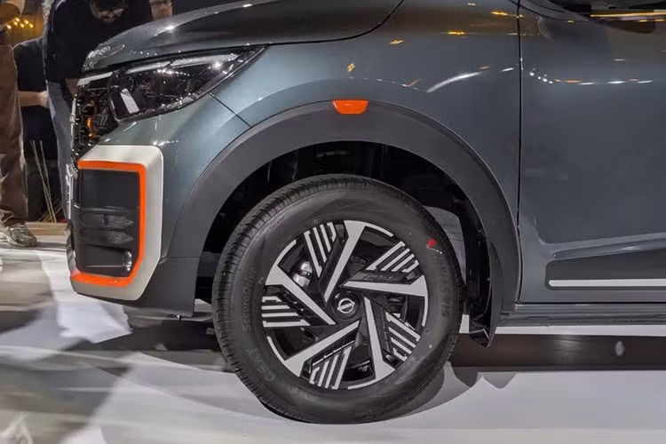 Những điểm nhấn ngoại thất chính của Nissan Gravite bao gồm các chi tiết thiết kế hình chữ C đặc trưng, lưới tản nhiệt màu đen piano, đèn pha LED đặc trưng tích hợp dải đèn LED định vị ban ngày, đèn hậu LED, giá nóc và các cánh cửa mở rộng giúp tăng tính thực dụng.