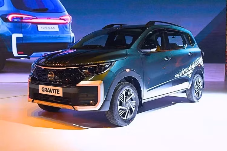 Nissan Gravite sẽ được sản xuất trong nước tại Ấn Độ và có giá giới thiệu từ 565.000 Rupee (khoảng 170 triệu đồng). Mức giá ưu đãi này được áp dụng cho 5.000 đơn đặt hàng đầu tiên trong chương trình ra mắt đặc biệt. Xe có các lựa chọn màu sắc gồm xanh Forest Green, đen Onyx Black, xám Metallic Grey, bạc Blade Silver và trắng Storm White.