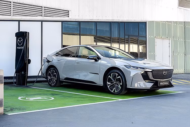 Đáng chú ý, 300 khách hàng đầu tiên đặt mua Mazda 6e 2026 phiên bản GT sẽ được nâng cấp miễn phí lên bản cao cấp Atenza, động thái được xem là “đòn bẩy” để Mazda tạo sức hút ban đầu cho mẫu xe điện chiến lược này.