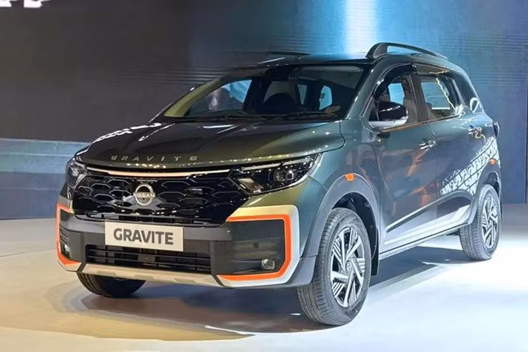 Được phát triển dựa trên nền tảng khung gầm của Renault Triber nhưng Gravite tạo dựng một bản sắc riêng, tự tin và phù hợp với ngôn ngữ thiết kế toàn cầu của Nissan. Tỷ lệ thân xe cao ráo, các đường nét cơ bắp, vòm bánh xe nổi bật và khoảng sáng gầm lớn mang đến dáng vẻ vững chãi, phù hợp với nhiều điều kiện giao thông khác nhau tại Ấn Độ cho mẫu MPV cỡ nhỏ này.