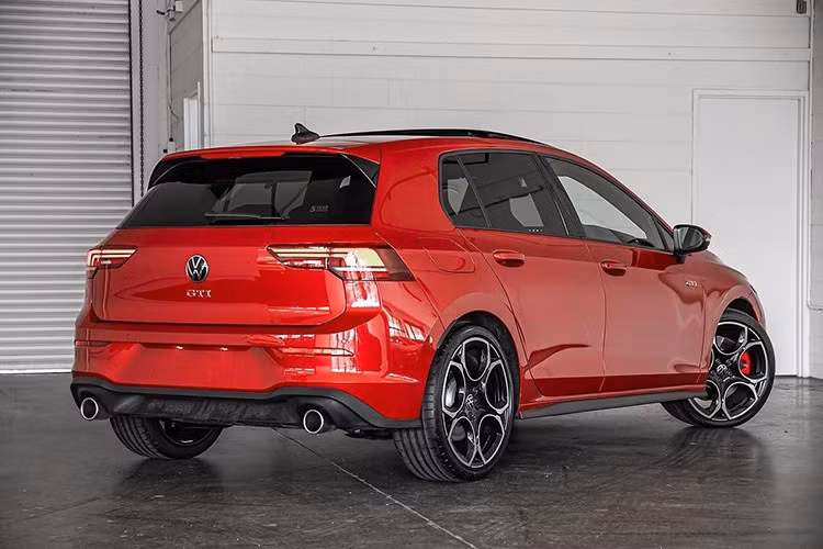 Volkswagen Golf được định vị ở phân khúc C, song kích thước thực tế chỉ ngang các mẫu hatchback cỡ B+. Xe dài 4.282 mm, rộng 1.789 mm và trục cơ sở 2.636 mm, nhỏ hơn đáng kể so với Honda Civic (4.681 mm dài, 1.802 mm rộng, 2.735 mm trục cơ sở).