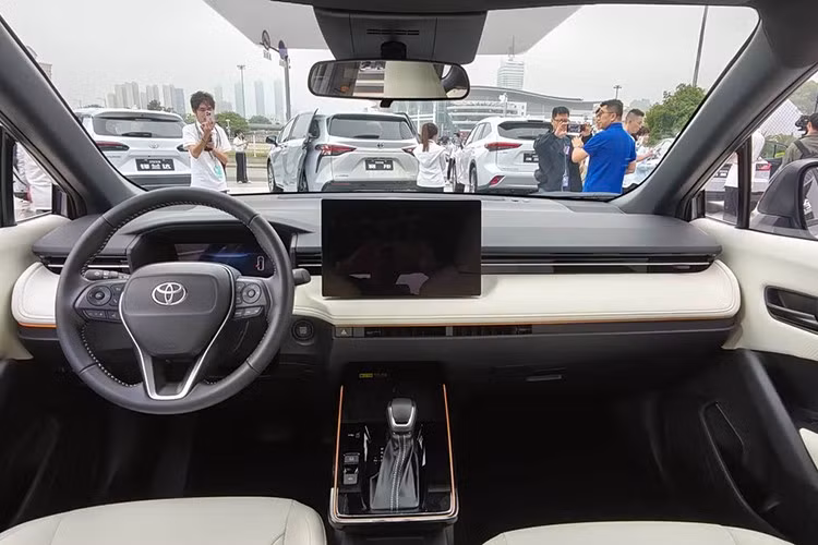 Nội thất là khu vực có nhiều thay đổi nhất trên Frontlander mới. Bảng điều khiển trung tâm được thiết kế lại, mang lại cảm giác cao cấp hơn nhờ phong cách tối giản, loại bỏ hầu hết nút bấm vật lý. Xe được trang bị màn hình giải trí cảm ứng 12,9 inch, lớn hơn đáng kể so với màn hình 9 - 10 inch của Corolla Cross tại Việt Nam.