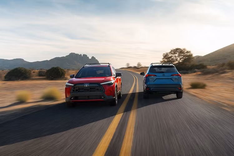 So với phiên bản Toyota Corolla Cross tiền nhiệm, giá bán tăng thêm 500 USD (hơn 13 triệu đồng), đi kèm một loạt thay đổi về thiết kế, màu sắc và trang bị.