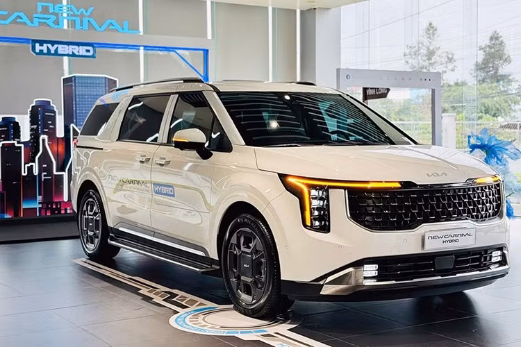 Một số nhân viên tư vấn tại đại lý cho biết, Kia Carnival 2025 phiên bản hybrid (HEV) sắp được bổ sung gói trang bị ghế VIP. Dự kiến, những chiếc xe sử dụng tùy chọn này sẽ bắt đầu được bàn giao cho khách hàng từ tháng tới. Gói ghế VIP sẽ được cung cấp song song cùng bản tiêu chuẩn, với mức giá cao hơn khoảng 80 triệu đồng.