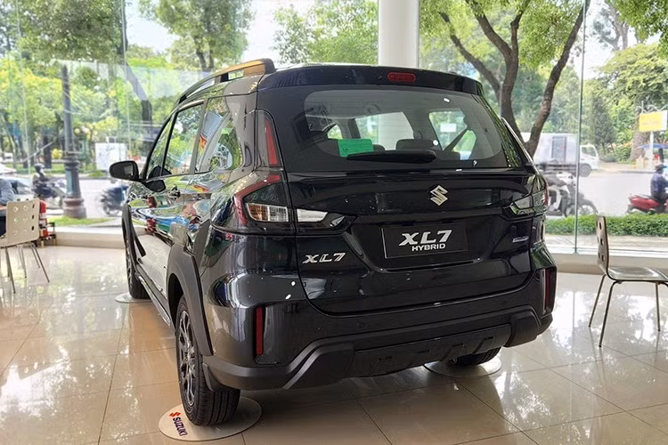 Xe được trang bị đèn pha tự động, đèn chờ dẫn đường (Guide Me Light) và gương chiếu hậu gập điện mới. Trong đó, Guide Me Light có chức năng duy trì đèn chiếu sáng khi xe đã tắt hoàn toàn, giúp người lái dễ dàng quan sát trong lúc di chuyển đến xe hoặc trở về nhà.