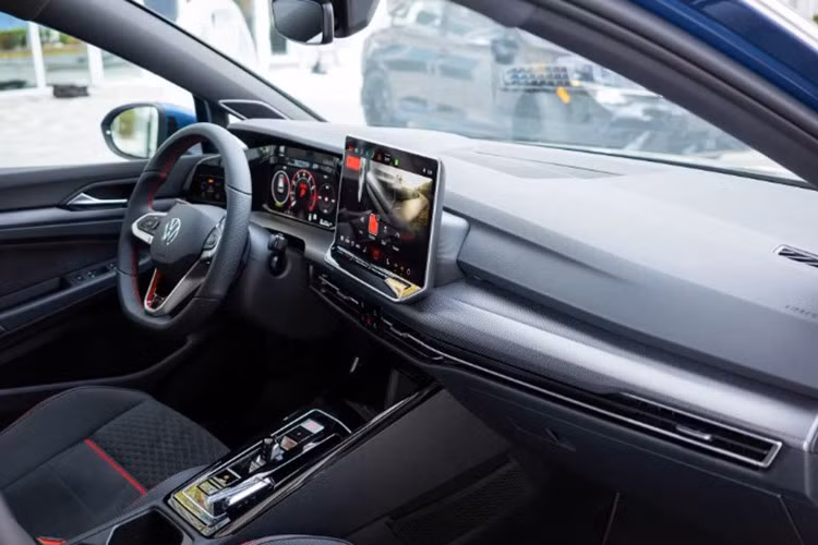 Điều này đồng nghĩa với việc Volkswagen Golf tại Việt Nam hướng nhiều hơn tới khách hàng trẻ yêu thích sự gọn gàng, linh hoạt trong đô thị thay vì ưu tiên không gian rộng rãi.