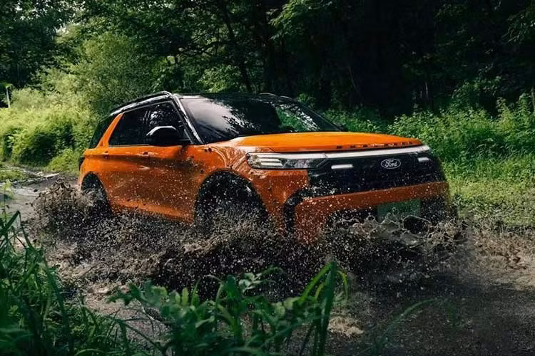 Thay đổi dễ nhận thấy nhất trên Explorer 2027 nằm ở ngoại thất. Ford thiết kế lại phần đầu với lưới tản nhiệt và cản trước mới, đồng thời tinh chỉnh cụm đèn chiếu sáng và bổ sung các kiểu mâm mới. Những điều chỉnh này giúp mẫu SUV có diện mạo khác biệt rõ rệt hơn so với phiên bản trước.