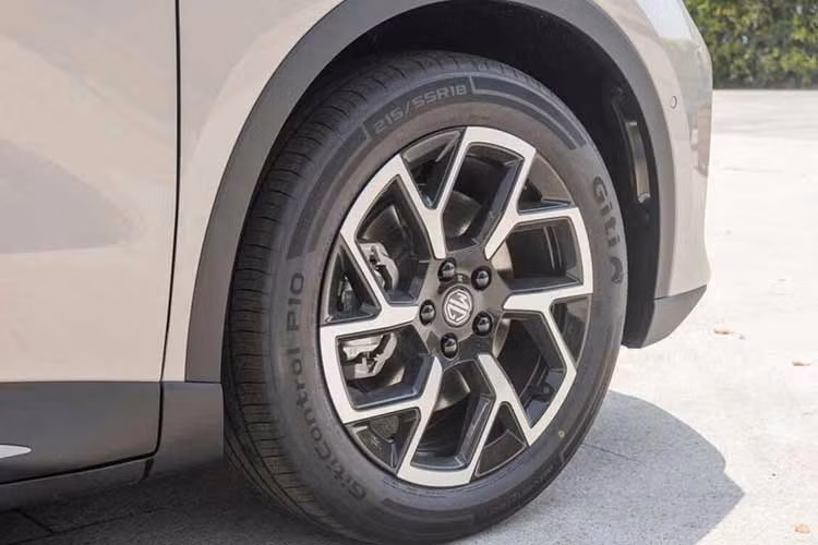MG4X cũng giữ lại kiểu dáng thân xe và thiết kế phía sau của phiên bản cũ. Trong khi đó, thiết kế đầu xe đã được làm mới với cụm đèn pha LED hình tam giác sắc nét, nối liền bằng dải đèn vắt ngang. Cản trước đi kèm hốc hút gió hình thang ngược và được bao quanh bởi chi tiết ốp đen dạng xương. Tổng thể thiết kế của MG4X trở nên hầm hố hơn nhiều so với bản cũ và người anh em MG4 Urban.