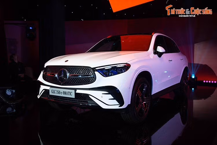 Vào hồi đầu tháng 10/2026, Mercedes-Benz Việt Nam đã công bố bổ sung một phiên bản mới cho dòng SUV hạng sang GLC, đó là GLC 350e 4Matic. Đến Triển lãm Trưng bày và trải nghiệm “The Icons, Electrified” khai mạc ngày 29/10/2026 tại TP.HCM, thương hiệu ngôi sao 3 cánh đã mang Mercedes-Benz GLC 350 e 4Matic 2026 đến giới thiệu với người tiêu dùng trong nước.