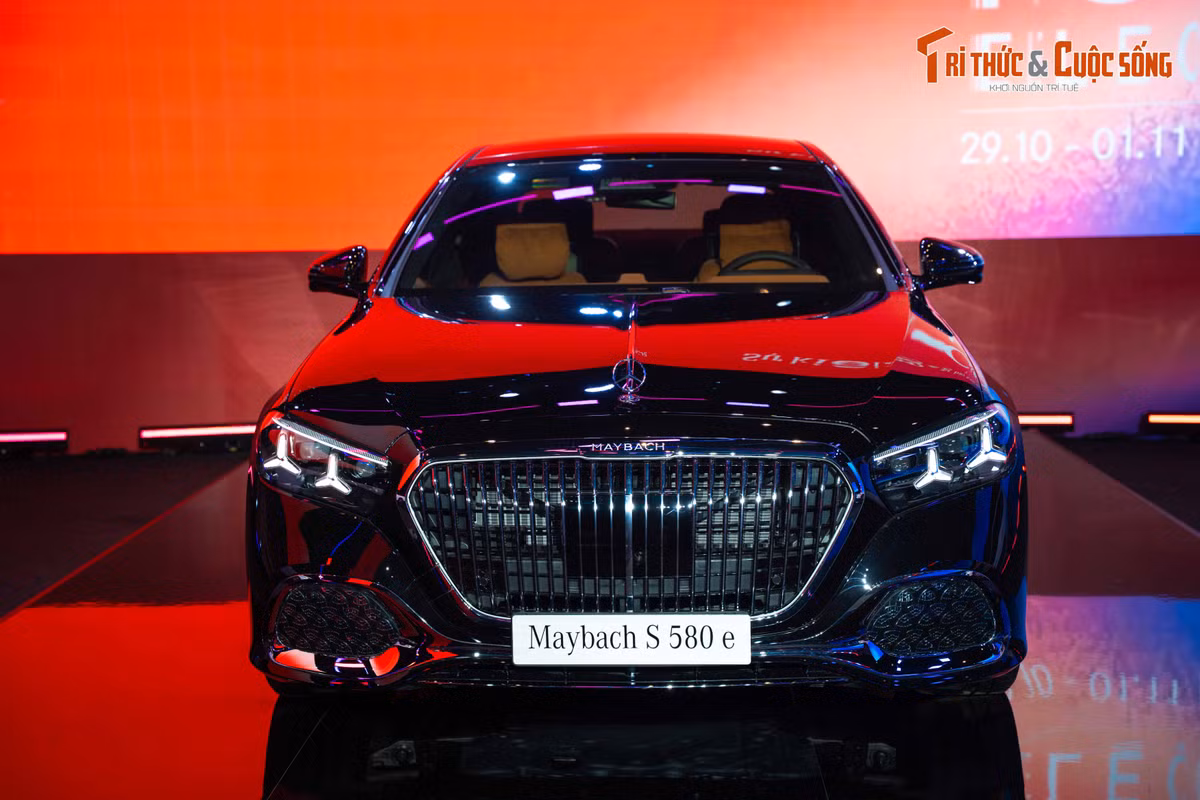 Mercedes-Maybach S 480 sử dụng động cơ xăng I6 dung tích 2.998cc, cho công suất 381 mã lực và mô-men xoắn 560Nm, kết hợp hộp số tự động 9 cấp 9G-TRONIC và hệ dẫn động 4MATIC, cho phép xe tăng tốc từ 0 đến 100km/h trong 5,4 giây. S 580 e trang bị hệ truyền động plug-in hybrid gồm động cơ xăng I6 dung tích 2.998cc kết hợp mô-tơ điện, đạt 585 mã lực và mô-men xoắn 750Nm, giúp xe tăng tốc từ 0 đến 100km/h chỉ trong 4,8 giây.