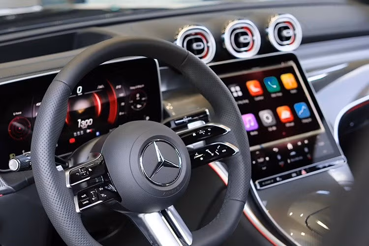 Trang bị an toàn của Mercedes-Benz GLC 350 e 4Matic đương nhiên cũng đầy đủ nhất với cụm đèn trước kỹ thuật số Digital Light tích hợp công nghệ chiếu sáng thích ứng, hệ thống hỗ trợ giữ khoảng cách an toàn chủ động...
