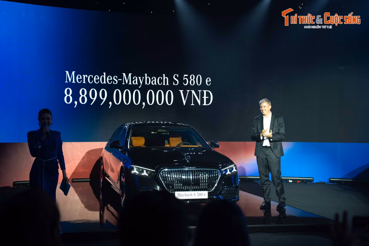 VMercedes-Maybach S-Class mới được phân phối tại thị trường Việt Nam với mức giá niêm yết khuyến nghị cho Mercedes-Maybach S 480 FL là 8,639 tỷ đồng, Mercedes-Maybach S 580 e FL có giá 8.899 tỷ đồng. Cả hai phiên bản đều đi kèm các tùy chọn màu nội thất da Nappa Maybach Exclusive gồm đen, nâu Beech hoặc kem Macchiato kết hợp nâu Bronze.