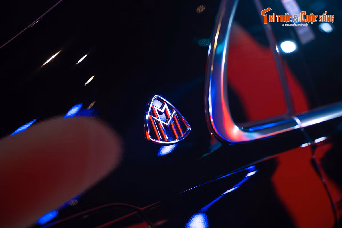 Về trang bị an toàn và hỗ trợ vận hành, dòng xe sở hữu hệ thống hỗ trợ lái xe MB.DRIVE ASSIST, gói hỗ trợ đỗ xe thông minh MB.DRIVE PARKING ASSIST 360, các công nghệ bảo vệ chủ động PRE-SAFE, PRE-SAFE Impulse và PRE-SAFE Impulse Side, hệ thống bảo vệ xe GUARD 360 độ, kết hợp hệ thống treo khí nén AIRMATIC và tính năng đánh lái bánh sau tối đa 4,5 độ giúp tăng cường sự linh hoạt...