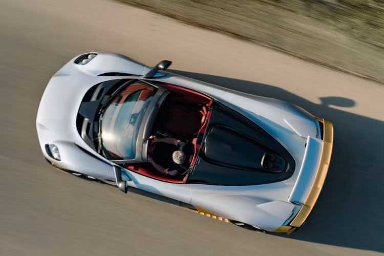 Khả năng tăng tốc từ 0 đến 100 km/h trong 2,5 giây. Không có kết nối cơ học giữa trục trước và sau, lực truyền đến từng bánh xe được quản lý liên tục bởi hệ thống Kiểm soát Động lực học Tích hợp (IVC - (Integrated Vehicle Dynamics Control) tiên tiến. IVC giám sát hệ thống treo, phanh, lái, khí động học chủ động và hệ truyền động để đạt hiệu suất tối ưu.