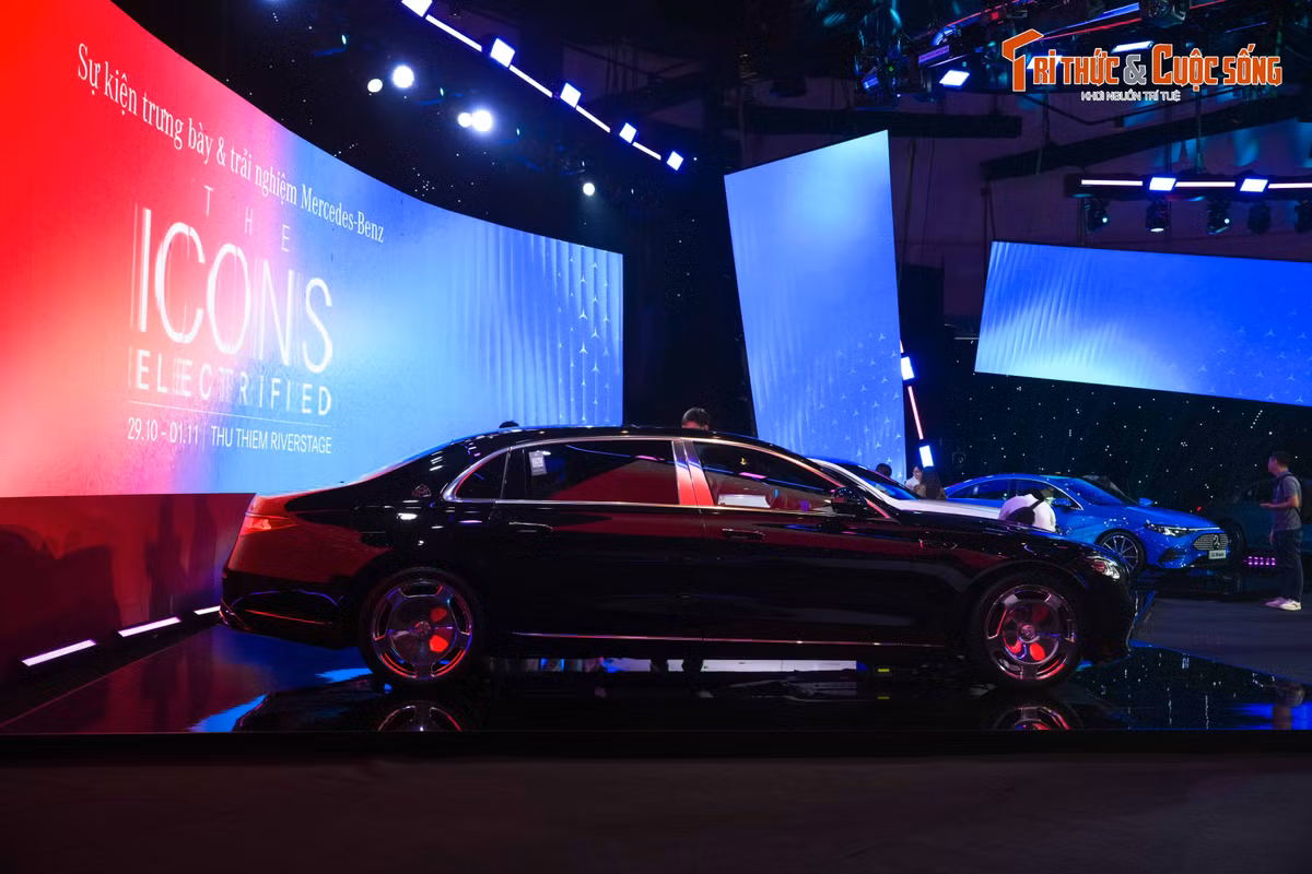 Trên Mercedes-Maybach S-Class nâng cấp, lưới tản nhiệt được mở rộng khoảng 20% và bổ sung viền phát sáng. Cụm đèn chiếu sáng DIGITAL LIGHT mới sử dụng công nghệ micro-LED, đi kèm thiết kế đèn hậu được điều chỉnh. S 580 e 4MATIC sử dụng bộ mâm rèn nguyên khối 20 inch, thiết kế 10 chấu kép.