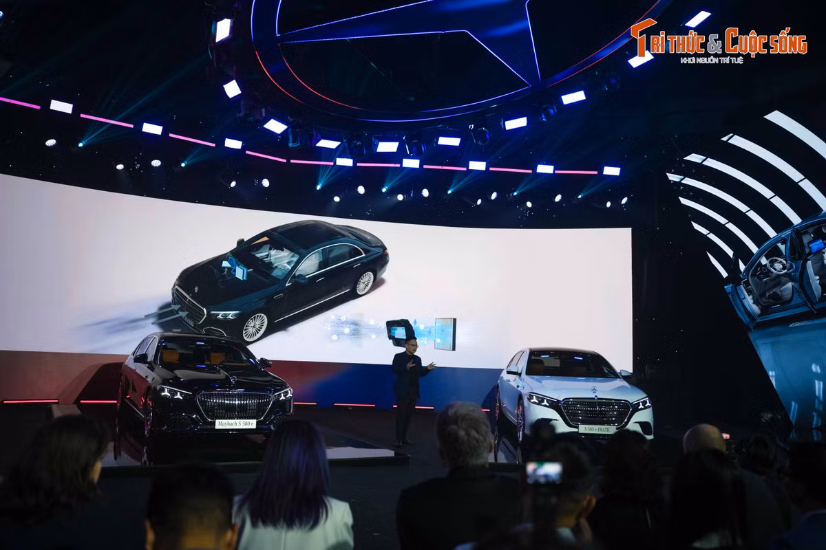 Mercedes-Benz Việt Nam vừa chính thức bổ sung vào danh mục sản phẩm dòng xe siêu sang Mercedes-Maybach S-Class thế hệ mới, mang đến hai phiên bản gồm Mercedes-Maybach S 480 và Mercedes-Maybach S 580 e sử dụng hệ truyền động plug-in hybrid mạnh mẽ và tiết kiệm nhiên liệu hơn.