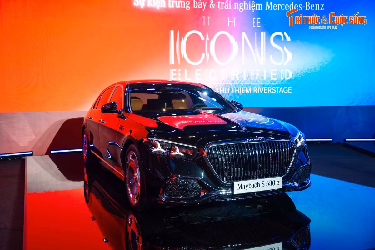 Về ngoại thất, Mercedes-Maybach S-Class sở hữu chiều dài tổng thể 5.485mm, nổi bật với lưới tản nhiệt nan dọc mạ chrome cùng phần viền và dòng chữ MAYBACH phát sáng đặc trưng. Xe trang bị logo Maybach trên cột C, các họa tiết logo điểm xuyết ở hốc gió cản trước, tay nắm cửa dạng ẩn và thảm đèn chào mừng mang thương hiệu Maybach.