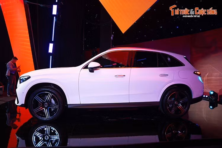 Điểm nhấn tạo nên sự khác biệt lớn nhất của Mercedes-Benz GLC 350 e 4Matic so với 2 phiên bản còn lại là hệ truyền động bên dưới nắp ca-pô. Tại đây, xe được trang bị hệ truyền động hybrid sạc điện (PHEV) mạnh mẽ và tiết kiệm xăng. Xe sở hữu động cơ xăng 4 xi-lanh, dung tích 2.0L, kết hợp với mô-tơ điện cho tổng công suất 313 mã lực và mô-men xoắn cực đại 550 Nm.