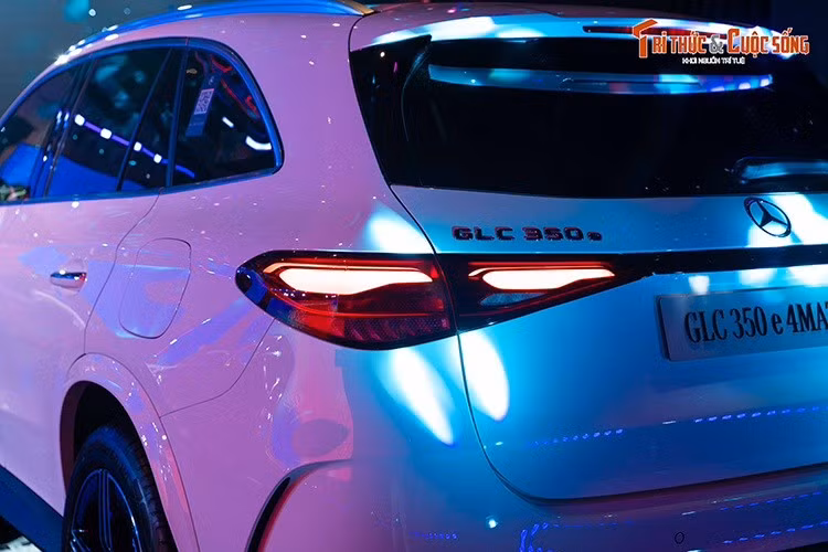 Ngoài ra, mẫu xe SUV hạng sang này còn được hỗ trợ giữ làn đường chủ động, hỗ trợ đỗ xe, cảnh báo khi người lái mất tập trung, cảnh báo điểm mù và camrea 360 độ với tính năng Transparent Bonnet hỗ trợ quan sát khu vực bên dưới nắp ca-pô khi di chuyển qua những cung đường off-road.