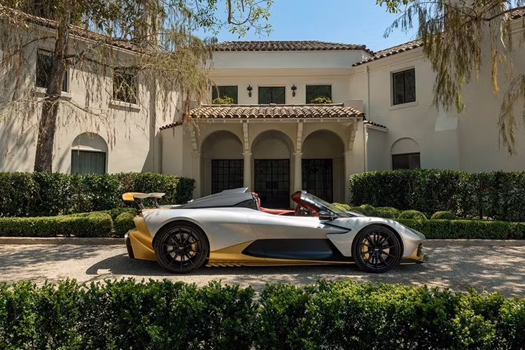 Là siêu xe thương mại mui trần động cơ đặt giữa đầu tiên của Aston Martin, sứ mệnh của Valhalla Spider vô cùng rõ ràng: tăng cường niềm vui lái xe mui trần trong khi vẫn giữ nguyên đặc tính vận hành linh hoạt hàng đầu phân khúc, giúp Valhalla đạt đến hiệu suất và sự phấn khích đỉnh cao trên cả đường phố lẫn đường đua.
