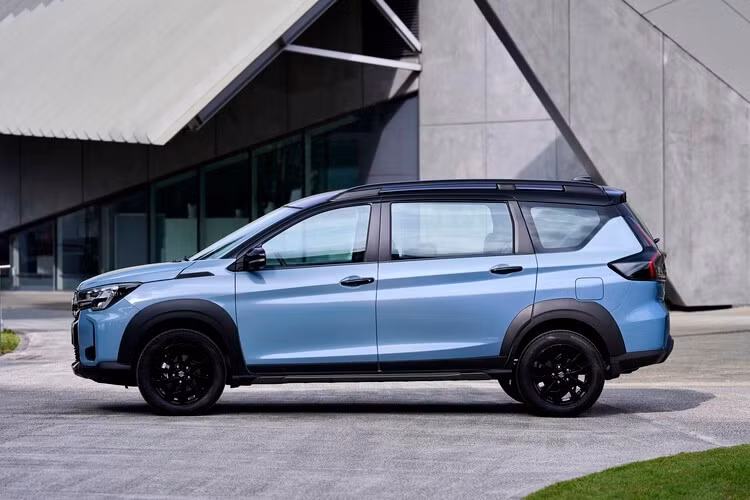 Suzuki XL7 2027 nâng cấp tại Việt Nam có giá bán từ 569,9 triệu đồng cho phiên bản GL và 599,9 triệu đồng cho phiên bản GLX. Từ ngày 30/10/2026, Suzuki XL7 mới sẽ được trưng bày tại hệ thống đại lý Suzuki trên toàn quốc để khách hàng đến tham quan và trải nghiệm. Những chiếc xe đầu tiên dự kiến được bàn giao từ tháng 11/2026.