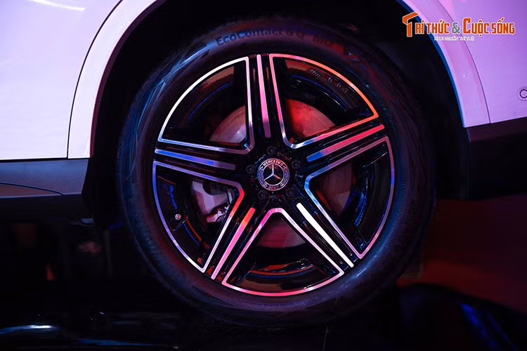 Trừ động cơ, Mercedes-Benz GLC 350 e 4Matic không thay đổi nhiều về mặt thiết kế và trang bị so với 2 phiên bản còn lại của dòng SUV hạng sang này. Xe chỉ được cung cấp đèn chào mừng với logo thương hiệu Mercedes-Benz và dải thảm đèn họa tiết ngôi sao ba cánh tại hai cửa phía trước.