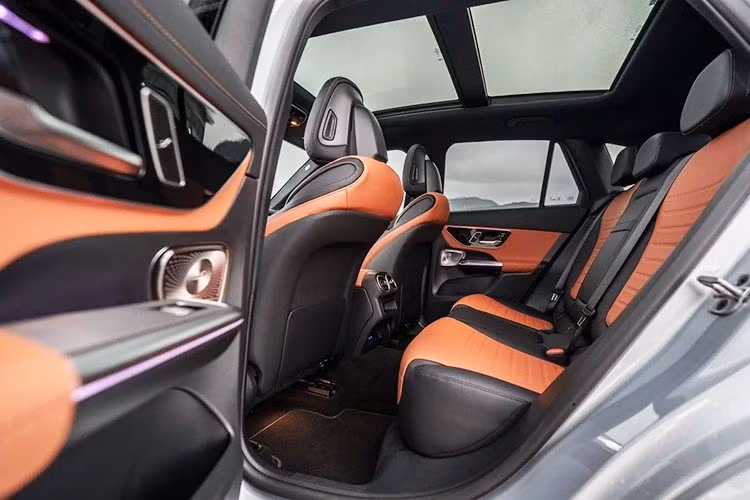 GLC 350 e 4Matic có trợ lý ảo MBUX Interior Assistant, hệ thống định vị MBUX Navigation Plus tích hợp bản đồ Việt Nam, màn hình hiển thị thông tin kính lái HUD với công nghệ thực tế tăng cường AR, hỗ trợ kết nối Apple CarPlay/Android Auto không dây, hệ thống âm thanh vòm Burmester 3D với 15 loa, công suất 710 W, cửa sổ trời toàn cảnh, điều hòa tự động 4 vùng và hệ thống nước hoa trong xe.