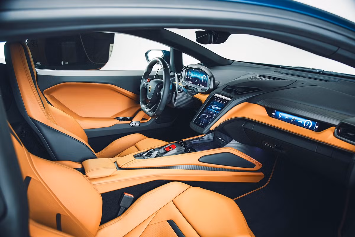 Được phát triển bởi Trung tâm Thiết kế Lamborghini (Lamborghini Centro Stile), điểm nhấn chủ đạo của mẫu xe này nằm ở phần nắp capo và mái xe sơn màu đen Nero Noctis, đối lập hoàn toàn với các gam màu sáng của phần thân dưới. Đi cùng với đó là các chi tiết ngoại thất màu đen bóng.