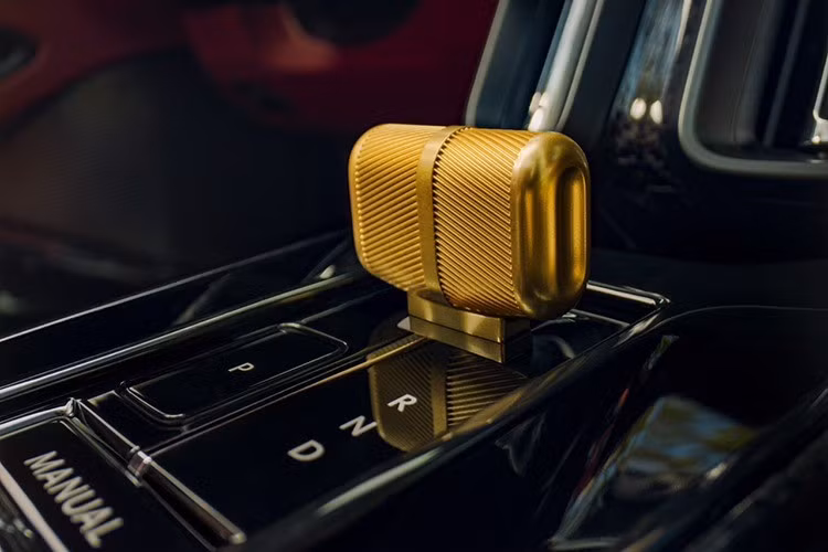 Đối với bản tiêu chuẩn toàn bộ không gian được phủ chất liệu Alcantara cao cấp, các chi tiết trang trí bằng sợi carbon mờ cùng hệ thống giải trí hỗ trợ Apple CarPlay hiện đại.Tuy nhiên chủ nhân có thể nâng cấp gói tuỳ chọn bọc da Semi-Aniline cao cấp, phối 2 hoặc 3 tông màu, hệ thống âm thanh Bowers &amp; Wilkins, lẫy chuyển số bằng carbon, dây an toàn phối màu tương phản...