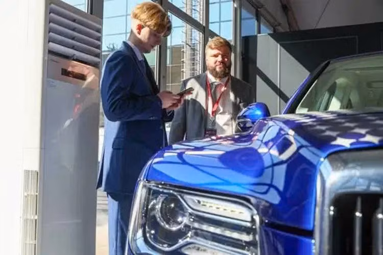 Dựa trên nền tảng của Aurus Senat, mẫu Hydrogen vẫn giữ nguyên phong cách sang trọng, mang hơi hướng cổ điển châu Âu. Xe có lưới tản nhiệt kích thước lớn, viền chrome dày và logo đôi cánh đặc trưng tạo nên diện mạo bề thế, gợi nhớ đến Rolls-Royce hay Bentley.