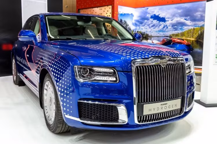 Aurus Hydrogen 2026 mới là mẫu sedan hạng sang đầu tiên của nước Nga được trang bị pin nhiên liệu hydro. Xe được phát triển dựa trên nền tảng Aurus Senat, vốn là dòng xe phục vụ các lãnh đạo cấp cao của Nga trong đó có Tổng thống Putin, nay được chuyển đổi sang cấu hình thân thiện môi trường hơn.