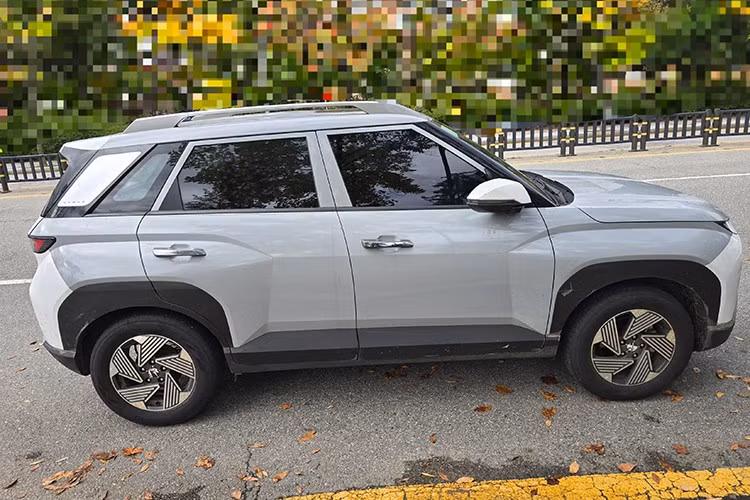 Ở thế hệ mới, Hyundai Venue sở hữu diện mạo sắc sảo và hiện đại hơn hẳn so với phiên bản hiện hành. Phần đầu xe được thiết kế lại hoàn toàn với lưới tản nhiệt lớn hơn, vuông vức hơn và sử dụng các nan ngang. Hệ thống chiếu sáng cũng được làm mới với cụm đèn pha LED xếp dọc và dải đèn định vị ban ngày DRL mảnh, đặt sát mép nắp ca-pô.