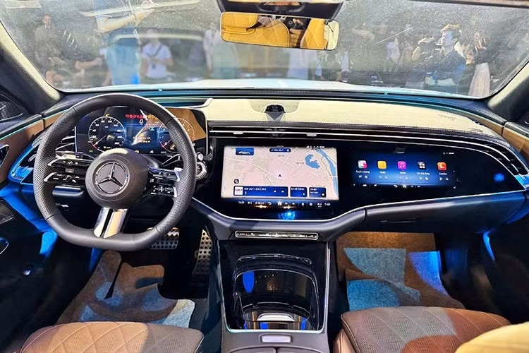 Ở bên trong, E-Class mới còn khác biệt nhiều hơn nữa, đặc biệt là bảng táp-lô. Bản E300 có màn hình MBUX Hyperscreen, với màn hình cảm ứng 14,4 inch trung tâm, một màn hình cho ghế phụ và màn hình sau vô-lăng. Các bản thấp hơn có 2 màn hình. Xe có hỗ trợ Apple CarPlay/Android Auto không dây.