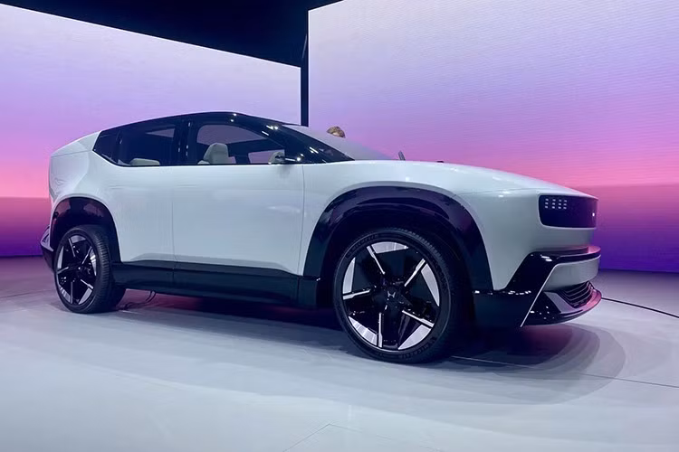 Điểm nhấn đáng chú ý là một mẫu SUV điện giá rẻ hoàn toàn mới, được giới thiệu dưới dạng concept, nằm trong loạt sản phẩm Honda 0 Series. Đây là dòng xe điện chiến lược của hãng, hiện đã có hai phiên bản gồm một mẫu sedan mang kiểu dáng khí động học tương lai và một mẫu SUV cỡ lớn.