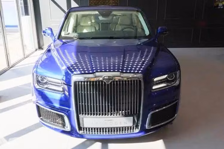 Theo NAMI, Aurus Hydrogen có khả năng tăng tốc 0 - 100 km/h trong chưa đầy 4 giây, tốc độ tối đa đạt 240 km/h, đây là mức ấn tượng đối với một chiếc sedan nặng hơn 2,5 tấn. Bình chứa hydro áp suất cao được thiết kế để chứa 8 kg hydro nén ở 700 atm, đủ cho phạm vi di chuyển tối đa 870 km, bao gồm cả năng lượng từ pin và từ pin nhiên liệu.