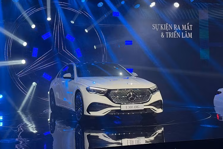 Thế hệ mới của E-Class thay đổi toàn diện từ ngoài vào trong. Kích thước xe nhỉnh hơn thế hệ cũ, với thông số tổng thể 4.949 x 1.948 x 1.469 mm. Trục cơ sở của xe là 2.961 mm. Thiết kế ngoại thất xe khác biệt đời cũ với cụm đèn trước nối liền lưới tản nhiệt lớn.