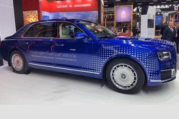 Cụ thể, cung cấp sức mạnh cho Aurus Hydrogen là ba mô-tơ điện kết hợp với hệ dẫn động 4 bánh toàn thời gian cho tổng công suất đạt 1.020 mã lực. Nguồn năng lượng chính của hệ thống truyền động đến từ pin nhiên liệu hydro, nơi hydro phản ứng với oxy để tạo ra điện năng, đồng thời chỉ thải ra hơi nước tinh khiết.
