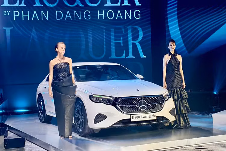 Trong khuôn khổ triển lãm được tổ chức ở JW Marriott Hà Nội, mẫu xe sedan hạng sang Mercedes-Benz E-Class thế hệ mới (tên mã W214) đã chính thức ra mắt khách hàng Việt Nam. Có 3 phiên bản được lắp ráp trong nước, gồm E200 Avantgarde, E200 Exclusive và E300 AMG.