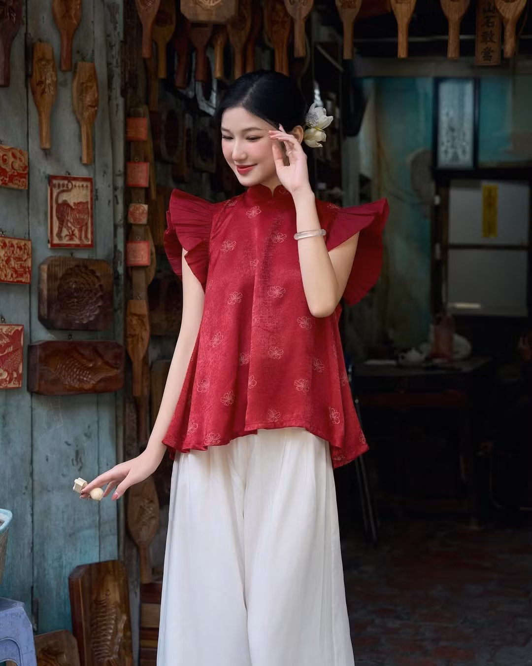 Còn nhớ cách đây gần một năm, việc thường xuyên chia sẻ video trên nền tảng TikTok với nội dung về cách các thành viên thể hiện tình cảm thân mật, cô nàng Nàng Mơ không được ủng hộ, thay vào đó là tranh cãi trái chiều.