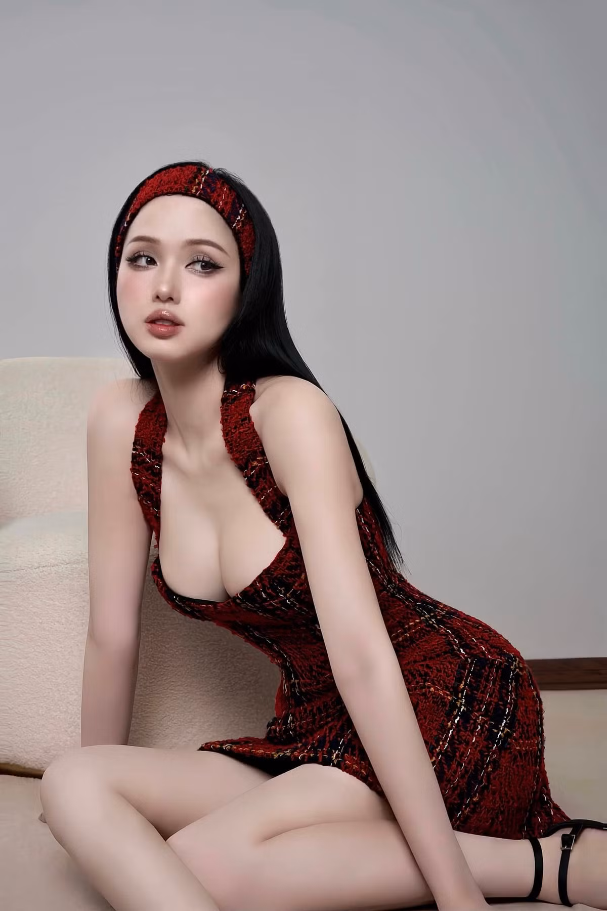 Tâm Tít tiết lộ, chồng thiếu gia rất yêu thương và khéo chăm con hơn cả vợ. Cô cho biết khả năng bếp núc của cô cũng khá hơn từ lúc lập gia đình. Người đẹp cảm thấy vui và hạnh phúc khi tự tay mình chăm sóc cho chồng và các con.