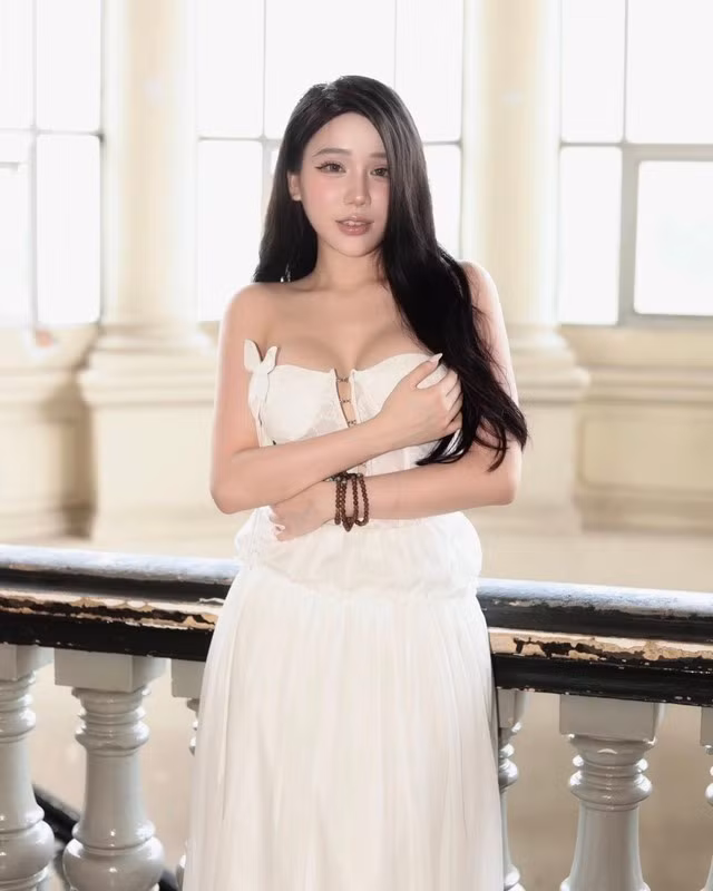 Dù chính chủ có vẻ "không được tự nhiên" cho lắm, nhưng sự "ngượng nghịu" đáng yêu đó lại chính là điểm nhấn khiến bộ ảnh của Yogurt Ng trở nên đặc biệt và thu hút.
