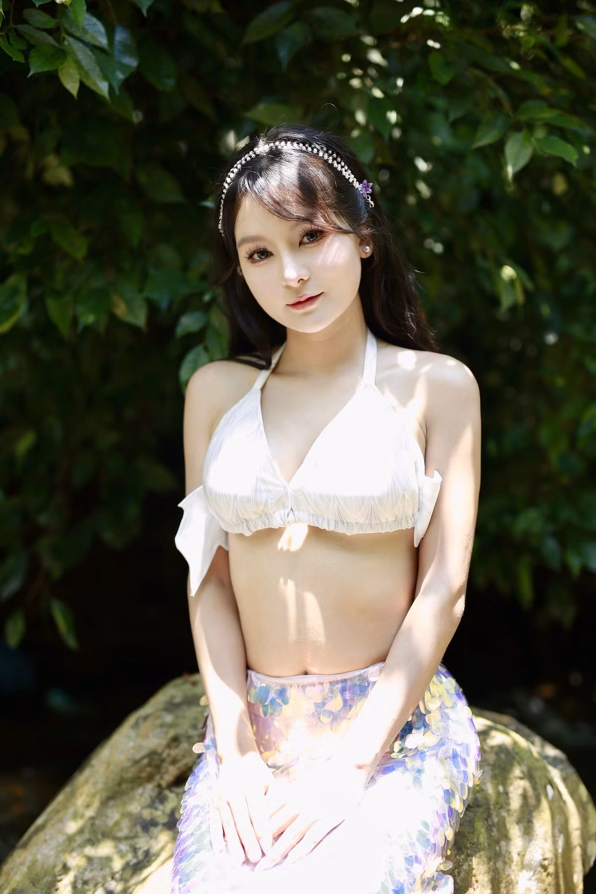 Ngọc Ánh diện trang phục nhẹ nhàng, tinh khôi, hòa mình vào khung cảnh suối rừng thơ mộng.