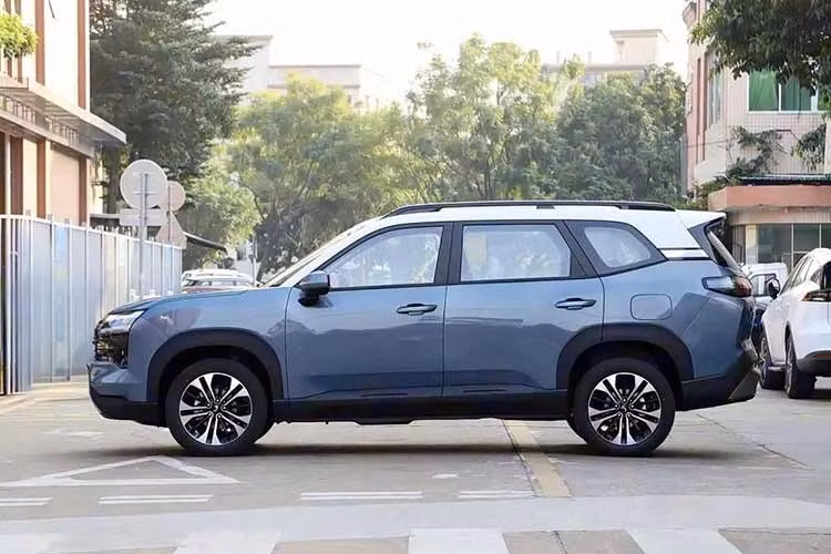 Wuling Xingguang 560 từng thu hút khá nhiều sự chú ý nhờ thiết kế gợi liên tưởng đến xe Mitsubishi, đặc biệt là khu vực phía trước. Mẫu xe này được áp dụng phong cách thiết kế vuông vức với lưới tản nhiệt tổ ong cỡ lớn, kết hợp viền đen quanh cụm đèn pha. Trong khi đó, bản thuần điện (EV) dùng lưới tản nhiệt đóng kín, tạo diện mạo gọn gàng và liền mạch hơn.
