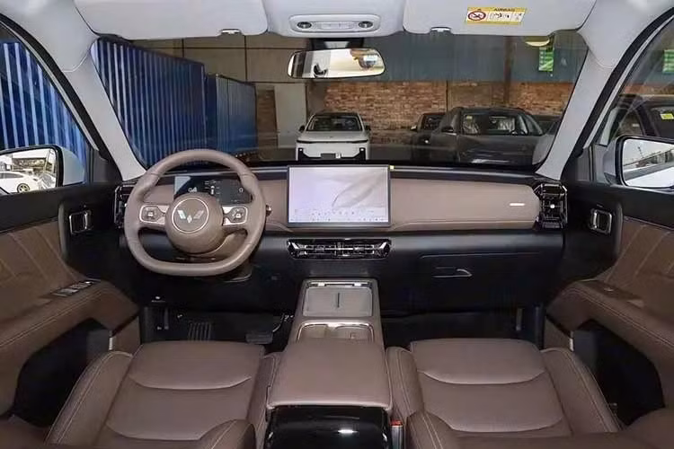 Nội thất của mẫu SUV hạng D đến từ Trung Quốc này được áp dụng ngôn ngữ thiết kế quen thuộc của dòng Xingguang với khoang lái tạo cảm giác bao quanh hành khách. Ngoài ra, nội thất còn đi kèm nhiều vật liệu mềm mại.