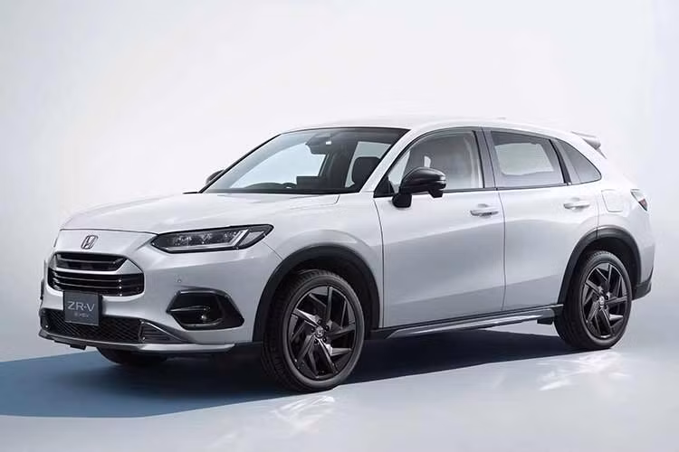Honda ZR-V 2027 mới sẽ có thêm phiên bản Cross Touring với phong cách thiết kế chịu ảnh hưởng từ HR-V tại thị trường Mỹ. Tuy nhiên, trước những ý kiến trái chiều về lưới tản nhiệt dạng thanh dọc đặc trưng, hãng đã đưa ra giải pháp thông qua gói phụ kiện chính hãng Honda Access.